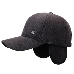 Dunkelgraue Winter-Baseballkappe mit Ohrenklappen und Metallschild in der Seitenansicht