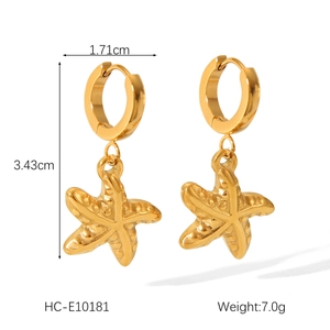 Macro view of 18k gold plated starfish earrings with size dimensions and weight detail