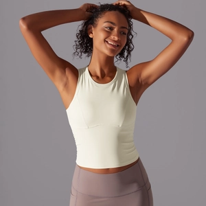 Débardeur de yoga crème pour femmes avec texture plissée et coupe athlétique dos nageur
