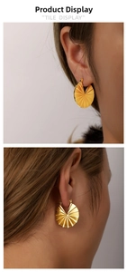 Vue détaillée des boucles d'oreilles plissées dorées avec placage en or 18 carats