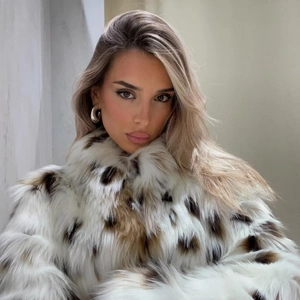Γυναικείο παλτό από συνθετική γούνα με animal print και μακριά μανίκια σε λευκό
