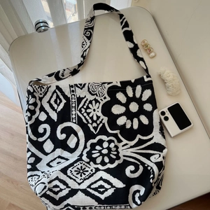 Bohemian floral cotton linen crossbody tote bag with large capacity in black and white