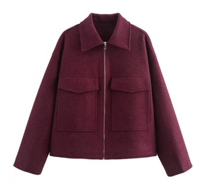 Détail de la veste en laine bordeaux avec grandes poches à rabat et col à revers