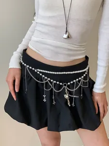 Détail de la chaîne de taille multicouche avec perles et croix sur une jupe