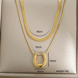 Collana a doppio strato in oro con catena piatta a serpente e ciondolo a ferro di cavallo