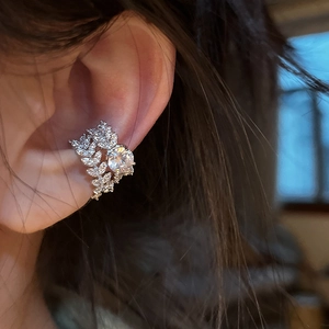 Silver leaf cuff earring featuring a central round zircon stone and micro-paved petals