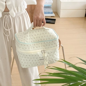 Gesteppte florale Kosmetiktasche aus beiger Baumwolle mit Lavendel-Print und doppeltem Griff
