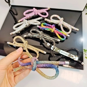 Dettaglio di un fermaglio per capelli a fiocco con strass e cristalli eleganti