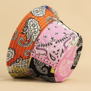 Détail d'un bob en patchwork coloré avec motif bandana et bord large vintage