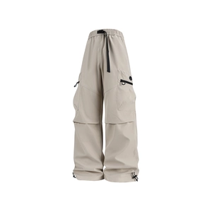 Pantalones cargo beige de cintura alta con múltiples bolsillos y bajos con cordón