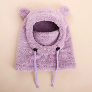 Détail d'un bonnet en peluche lavande avec oreilles d'ours et cordon de serrage doux