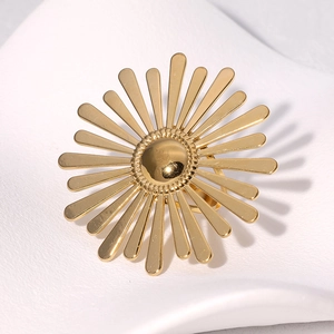 Fashionable gold-plated stainless steel sunflower ring with sunburst radial design