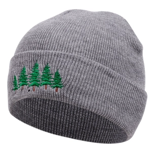 Detail einer grauen Strickmütze mit hochwertiger grüner Kiefernholz-Stickerei am Umschlag