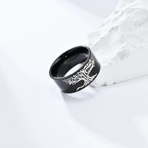 Bague arbre de vie nordique en acier inoxydable noir sur fond de roche blanche