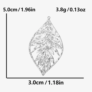 Macro detail of leaf pendant with hammered metal texture showing dimensions 5x3cm and weight