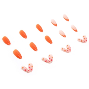 Faux ongles amande longs avec cœurs orange et motifs French sur base blanc cassé