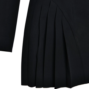 Gros plan détaillé montrant l'ourlet plissé et le tissu noir de cette robe de soirée