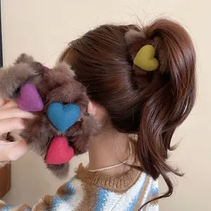 Chouchou en peluche marron avec motifs de cœur sur une photo de mode lifestyle