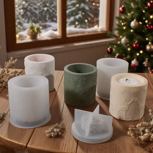 Moules en silicone avec reliefs détaillés pour bougies sapin, renne et flocon