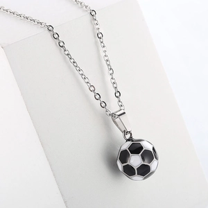 Minimalistische Fußball-Halskette aus Edelstahl mit klassischem schwarz-weißem Anhänger