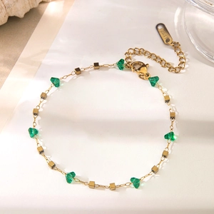 Dettaglio di un bracciale in acciaio inossidabile placcato oro 18k con cristalli verdi