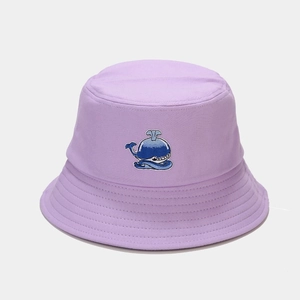 Dettaglio ricamo balena su un cappello a secchiello in cotone viola chiaro estivo