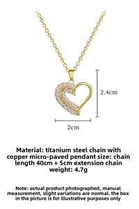 Détail du collier cœur doré en acier titane avec des dimensions de pendentif 2cm x 2,4cm