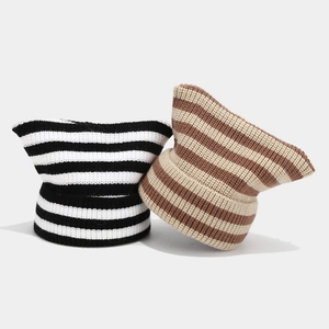 Bonnet en tricot rayé avec oreilles de chat en noir, blanc et marron pour l'hiver
