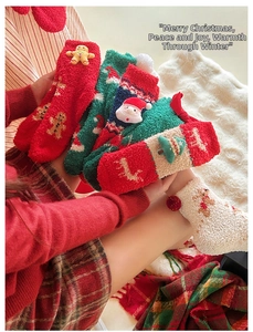 Détail de chaussettes de Noël en polaire corail avec décorations 3D Père Noël et pain d'épice