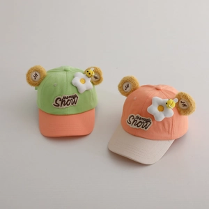 Détail de casquettes enfant avec fleurs 3D, motifs d'abeilles et oreilles d'ours en peluche