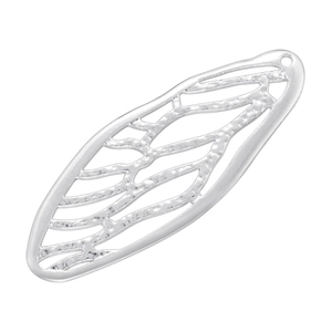 Détail macro d'un pendentif feuille en argent avec une texture martelée élégante