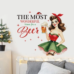 Weihnachtlicher Wandsticker mit eleganter Frau und Bier auf weißer Wand im Schlafzimmer