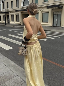 Ensemble haut dos nu et pantalon jaune pâle chic pour un look estival élégant