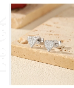 Vue macro de boucles d'oreilles cœur en argent S925 serties de moissanites étincelantes