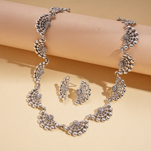 Détail macro d'une parure de bijoux argentés avec texture vintage et strass étincelants