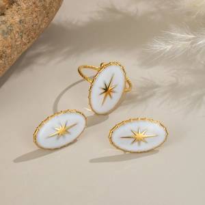 Ensemble bijoux dorés émaillés blanc avec motif étoile sur bague et boucles d'oreilles