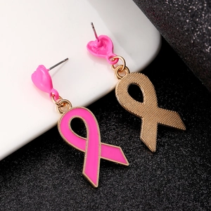 Details von rosa Brustkrebs-Bewusstseinsschleifen-Ohrringen mit Goldfinish und Herzstecker