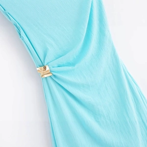 Robe midi asymétrique bleu clair avec détail d'ornement en métal doré chic