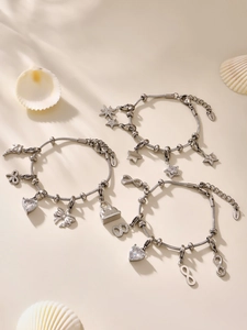Detailansicht silberner Edelstahl-Schlangenarmbänder mit Herz- und Sternanhängern