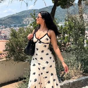 Détail de la robe longue fleurie avec bordure en dentelle noire délicate sur le décolleté