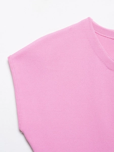 Dettaglio del top rosa in maglia con scollo rotondo e trama in maglia fine e piatta