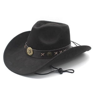 Détail d'un chapeau de cowboy avec bande en cuir et rivets métalliques à motif floral