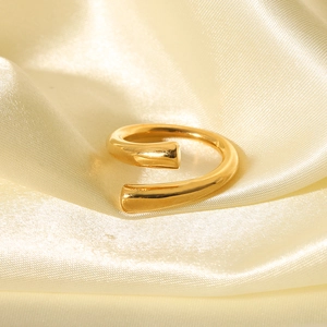 Detail eines 18K vergoldeten Edelstahlrings mit offenem, spiralförmigem Design