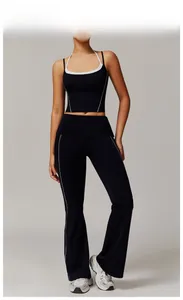 Détail du pantalon de yoga évasé à taille haute et gilet avec coutures blanches contrastées