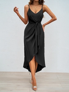 Détail d'une robe nuisette en satin noir avec col en V et ourlet irrégulier