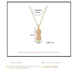 Détail du pendentif cacahuète doré avec zircons sertis et dimensions de 23x10 mm