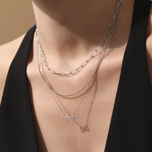 Collier argenté à trois couches avec chaîne trombone et pendentif infini en diamant