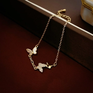 Bracelet papillon élégant plaqué or avec accents de zircon et de nacre