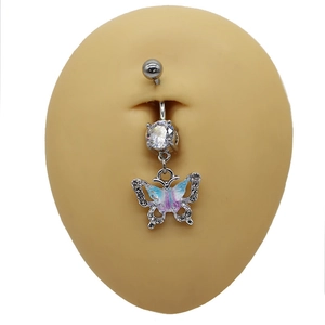 Vue détaillée du piercing de nombril papillon avec dégradé sur un modèle en silicone