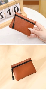 Dettaglio del mini portamonete marrone in pelle PU a grana con tirante della zip intrecciato